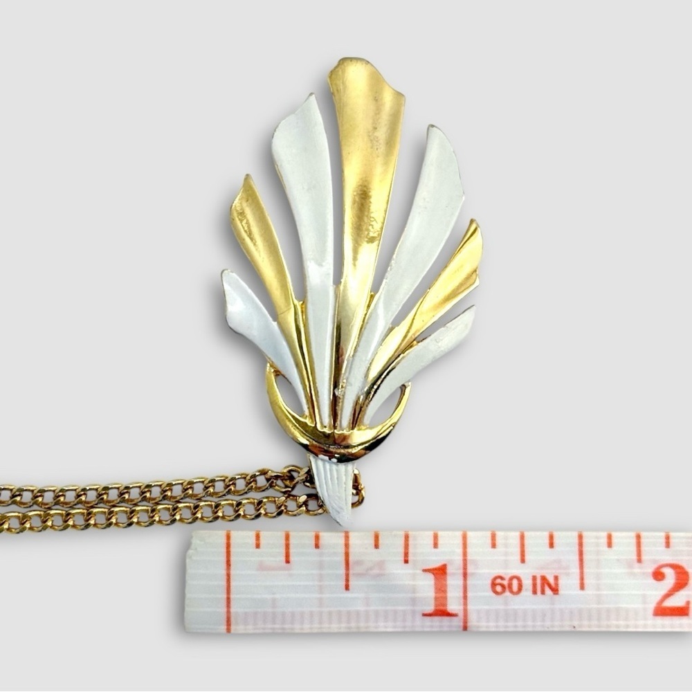 Vintage White Enamel Leaf Pendant Necklace Gold Tone 25 Inch Chain - Picture 4 of 6